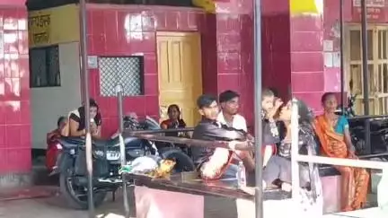 सीतापुर: जिला अस्पताल के सीएमएस ने चौकी इंचार्ज को फोन कर कहा, महिला दलालों पर कसे शिकंजा