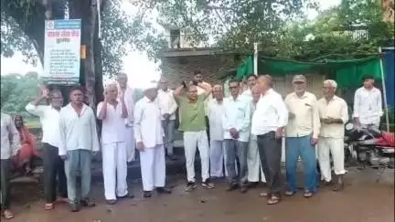 धरणगाव: आमदार बबनराव लोणीकरांच्या वादग्रस्त वक्तव्याविरोधात पथराड व झुरखेडा येथे काँग्रेसचे निदर्शने