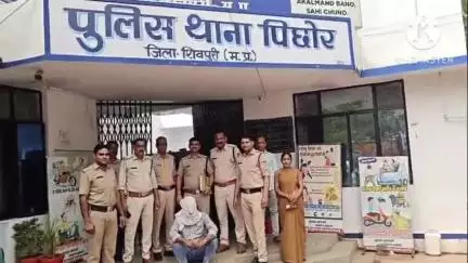 पिछोर: पिछोर थाना पुलिस ने ₹10000 के इनामी आरोपी को किया गिरफ्तार, बोलेरो भी बरामद
