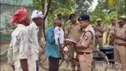 देेेवरिया: एसपी ने रुद्रपुर थाना क्षेत्र के विट्ठलापुर गांव का किया निरीक्षण, एक दिन पहले युवक की पिटाई का वीडियो हुआ था वायरल