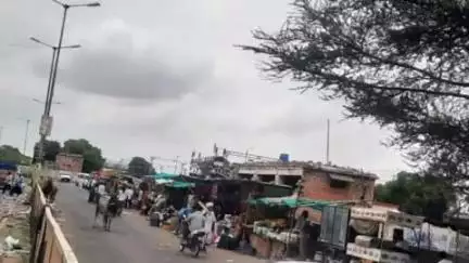 बायतु: बायतु पुलिस ने हाइवे पर खड़े वाहनों और ठेलाधारकों के खिलाफ कार्रवाई करते हुए उन्हें हटाया
