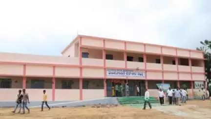 పత్తికొండ: వెల్దుర్తి చెందిన ఆటో డ్రైవర్ కుమారుడు ఫయాజ్ కు అమరావతి యూనివర్సిటీలో ఉచిత సీటు