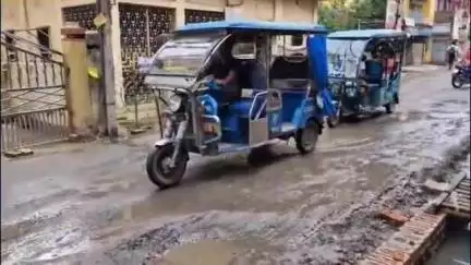 ব্যারাকপুর ১: ব্যারাকপুর পৌরসভা এলাকার অন্তর্গত রাস্তা ও নিকাশী নালা সংস্কারের দাবিতে পোস্টার #jansamasya