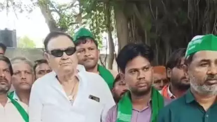 मथुरा: चौथी रेलवे लाइन में किसानों ने उचित मुआवजे की मांग को लेकर फिर किया डीएम कार्यालय का दौरा