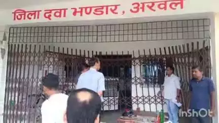 अरवल: सदर अस्पताल परिसर में अज्ञात एंबुलेंस ने दवा भंडार का तोड़ा गेट
