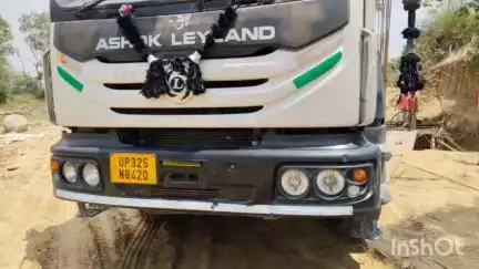 रामसनेही घाट: दरियाबाद ऊपरगामी सेतु के निर्माण स्थल पर मिक्सर ट्रक की टक्कर से मुरारपुर की पंचायत सहायक का हाथ फैक्चर हुआ