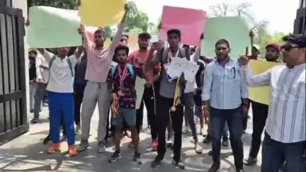 कोल: गाली-गलौज करने वाले क्रीड़ा अधिकारी के खिलाफ खिलाड़ियों ने डीएम कार्यालय के बाहर किया प्रदर्शन, कार्रवाई की मांग