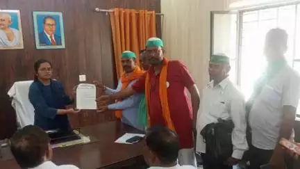 पुवायां: भारतीय किसान यूनियन चढूनी गूट ने किसानों की 24 सूत्रीय मांगों को लेकर उप जिलाधिकारी को सौंपा ज्ञापन