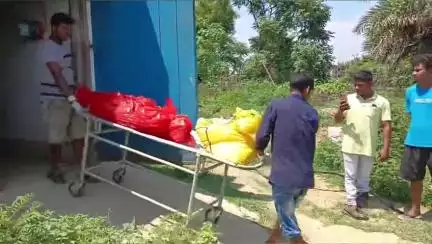 গাজোল: মর্মান্তিক পথ দুর্ঘটনার আম ব্যবসায়ী মৃত্যু দেহ ময়ন তদন্তের জন্য মালদা মেডিকেল কলেজ হাসপাতাল মর্গে পাঠালেন গাজোল পুলিশ