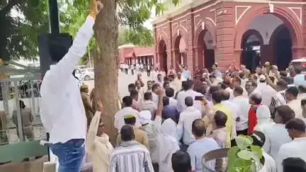 जौनपुर: कलेक्ट्रेट परिसर में मर्जर आदेश वापसी के लिए शिक्षक संघ ने भरी हुंकार