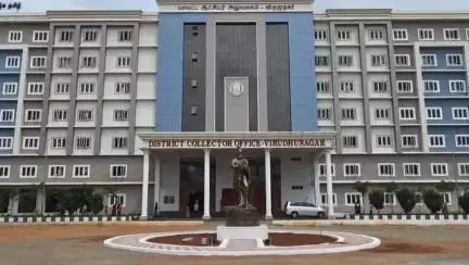 விருதுநகர்: விவசாயிகள் குறை தீர்க்கும் நாள் கூட்டம் விவசாயிகளுக்கு தென்னங்கன்றுகள் மற்றும் விதைப் பைகள் ஆட்சியர் வழங்கினார்