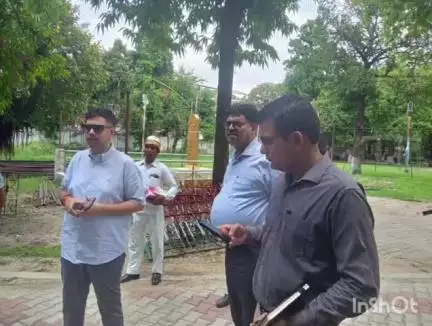 हरदोई: डीएम ने गांधी भवन का निरीक्षण किया, बाउन्ड्री के किनारे दुकानों का निर्माण नगर पालिका को कराने के दिए निर्देश