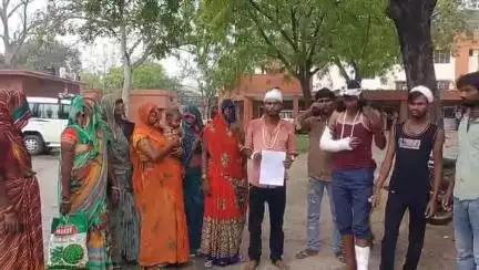उरई: उरई पुलिस अधीक्षक कार्यालय पहुंचे घायल अवस्था में लोग और महिलाएं, पुलिस अधीक्षक को दिया शिकायती पत्र