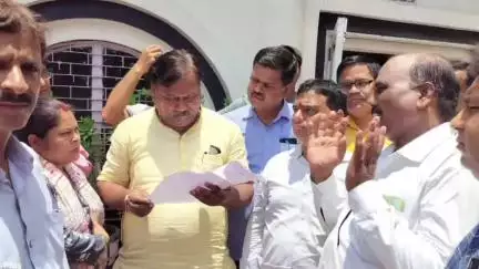 एटा: प्राथमिक शिक्षक संघ ने अरुणा नगर सदर विधायक को विद्यालय मर्जर के खिलाफ ज्ञापन सौंपा, कोतवाली नगर क्षेत्र का मामला