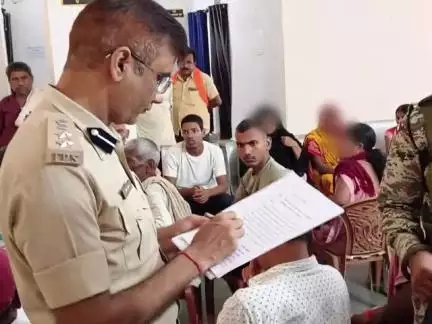 गया टाउन सीडी ब्लॉक: SSP आनंद कुमार ने जनता दरबार में 70 पीड़ितों की शिकायतें सुनीं, पुलिस अधिकारियों को दिए जांच के आदेश