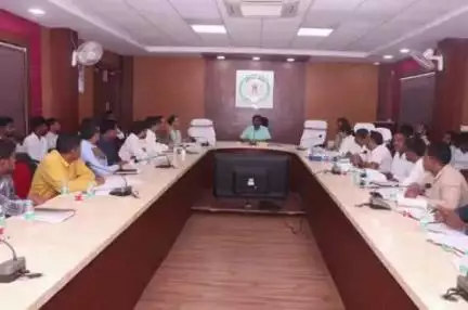 सूरजपुर: कलेक्टर ने कृषि व संबंध विभाग की समीक्षा बैठक ली, बीज एवं खाद के भंडारण तथा वितरण के संबंध में दिए आवश्यक दिशा-निर्देश