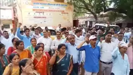 मिर्ज़ापुर: जनपद में 225 प्राथमिक स्कूल बंद होने के विरोध में प्राथमिक शिक्षक संघ ने कलेक्ट्रेट में किया प्रदर्शन