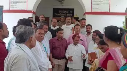 इटावा: उ.प्र. उद्योग व्यापार प्रतिनिधि मंडल ने ऑनलाइन ट्रेनिंग पर रोक लगाने के लिए कलेक्ट्रेट में मजिस्ट्रेट को ज्ञापन दिया