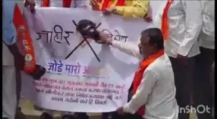 छ.शिवाजी महाराज चौकात बबनराव लोणीकर यांच्या विरोधात ठाकरे गटाच्या वतीने जोडे मारो आंदोलन