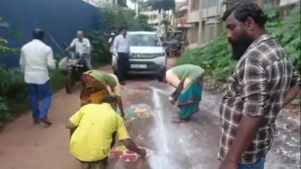 ಹುಬ್ಬಳ್ಳಿ ನಗರ: ನಗರದಲ್ಲಿ ರಂಗೋಲಿ ಬಿಡಿಸಿ ಸ್ವಚ್ಚತೆ ಬಗ್ಗೆ ಜಾಗೃತಿ ಮೂಡಿಸಿದ ಪೌರಕಾರ್ಮಿಕರು
