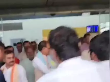 पिंड्रा: वाराणसी एयरपोर्ट पर केंद्रीय मंत्री शिवराज चौहान का भव्य स्वागत, आपातकाल को लेकर प्रदर्शनी में होंगे शामिल