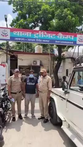 रुद्रपुर: ट्रांजिट कैंप थाना पुलिस ने NI एक्ट के मुकदमे में फरार वारंटी को आवास विकास स्थित घर से किया गिरफ्तार