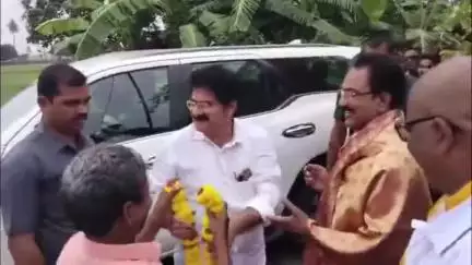 అనపర్తి: కుతుకులూరు లో వృద్ధులకు, దివ్యాంగులకు రేషన్ పంపిణీ చేసిన అనపర్తి ఎమ్మెల్యే నల్లమిల్లి