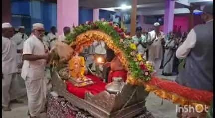 वाशी: पारगाव येथुन आदीशक्ती मुक्ताबाई पालखी दिंडी भुमकडे मार्गस्थ,वाकवड येथे पालखीचा मुक्काम