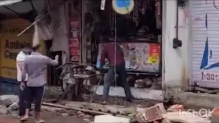 इटारसी: इटारसी के नाला मोहल्ला क्षेत्र में नगर पालिका ने JCB की मदद से हटाया दुकानों के सामने किया गया अतिक्रमण