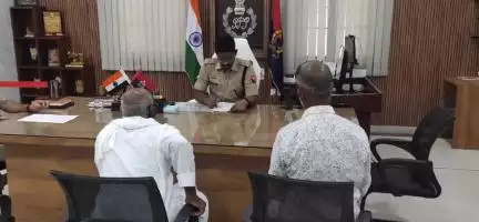 मऊ: बकवल स्थित एसपी कार्यालय में एसपी इलामारन जी द्वारा की गई जनसुनवाई, लगभग 26 मामलों के निस्तारण के दिए निर्देश