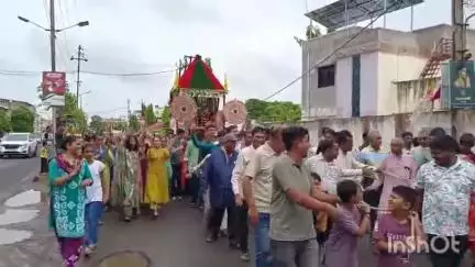 વઢવાણ: ભક્તિનંદન સર્કલથી રથયાત્રા યોજાઇ મહિલાઓનું બેન્ડ લોકોમાં આકર્ષણનું કેન્દ્ર બન્યું