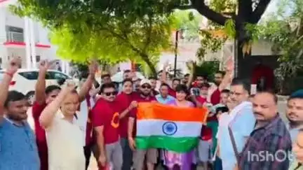 लखीमपुर: लखीमपुर से अमरनाथ यात्रा को निकले श्रद्धालुओं को तिरंगा दिखाकर जय घोष के साथ नगर पालिका अध्यक्ष ने किया रवाना
