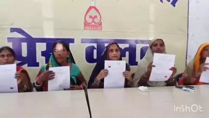 गोरखपुर: महिला ने प्रेस वार्ता कर तीन पुस्तों से कब्जाशुदा जमीन पर दबंगों द्वारा जबरन कब्जा करने का लगाया आरोप