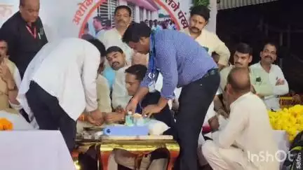 अशोक नगर: रेलवे स्टेशन पर केन्द्रीय मंत्री ज्योतिरादित्य सिंधिया की उंगली में कीड़ा काटा, डॉक्टरों ने 20 मिनट तक किया इलाज