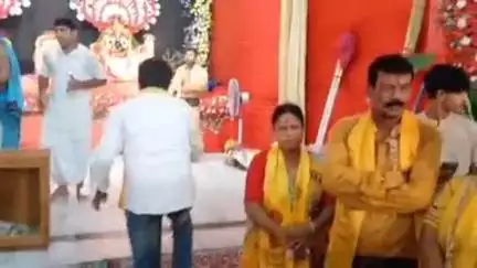 আলিপুরদুয়ার ১: নেতাজী রোডে রথযাত্রা অনুষ্ঠানে রাজনীতি ভুলে গিয়ে একই মঞ্চে সাংসদ বিধায়ক পৌরসভার চেয়ারম্যান