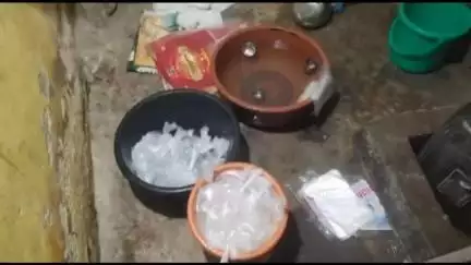 पुणे शहर: रुम भाड्याने घेऊन काशीवाडीत महिला चालवत होती दारुचा गुत्ता; खडक पोलिसांनी छापा घालून दारुचा साठा केला जप्त