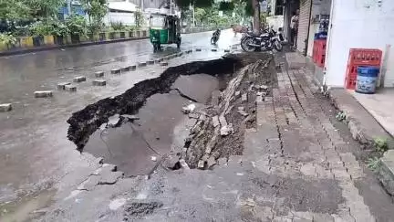 બોરડી ગેટ ગેટ વિસ્તારમાં પોલીસ ચોકી સામે રોડ પર મોટો ભુવો પડ્યો