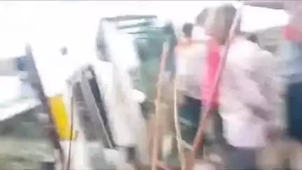 सिवनी: डूंडा सिवनी थाना क्षेत्र में यात्री बस अनियंत्रित होकर पलटी, बड़ा हादसा टला