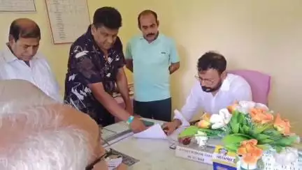 মুর্শিদাবাদ জিয়াগঞ্জ: মুর্শিদাবাদে রেল পরিষেবা উন্নয়নের দাবিতে ডেপুটেশন স্টেশন সুপারের হাতে