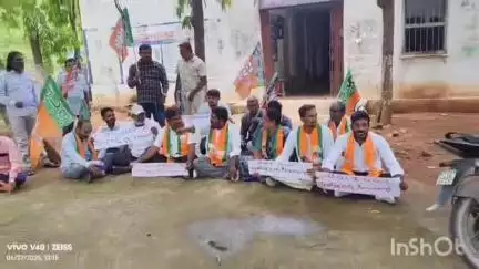 భీమదేవరపల్లి: భీమదేవరపల్లి ఎంపీడీవో కార్యాలయం ముందుఅర్హులైన వారికే ఇందిరమ్మ ఇండ్లు కేటాయించాలి అని డిమాండ్ చేస్తూ ధర్నా