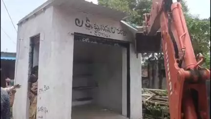 మానకొండూరు: కరీంనగర్ మున్సిపల్ కార్పొరేషన్ పరిధిలో అనుమతి లేకుండా నిర్మిస్తున్న అక్రమ నిర్మాణాలను కూల్చివేసిన అధికారులు