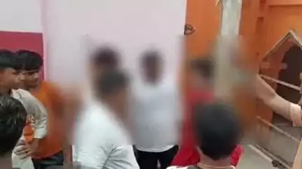 इकौना: कटरा राम जानकी मंदिर परिसर में चोरी के आरोप में युवक की पिटाई, वीडियो हुआ वायरल, पुलिस कर रही जांच