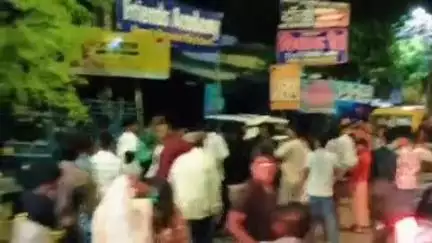 झांसी: नंदनपुर रोड स्थित एक विवाह घर में शादी समारोह के दौरान दो पक्षों में हुई मारपीट, वीडियो हुआ वायरल