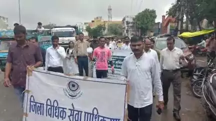 प्रतापगढ़: जीरोमाइल चौराहा से शहर में नशे के विरुद्ध निकाली गई रैली, ADJ केदारनाथ ने दिखाई हरी झंडी