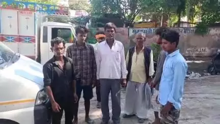 उन्नाव: हाजीपुर तलिहा में नाले में गिरकर किसान की हुई मौत, पोस्टमार्टम हाउस में मृतक के बड़े भाई ने दी जानकारी