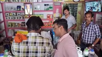 छतरपुर नगर: एसडीएम ने छतरपुर शहर में आधा दर्जन खाद-बीज की दुकानों का किया निरीक्षण, दिए निर्देश