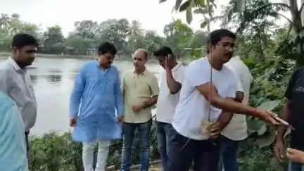 বালুরঘাট: জীববৈচিত্র্য স্বাভাবিক রাখতে ফলের গাছ রোপণের উদ্যোগ ব্লক প্রশাসনের,কামরপাড়ায় বৃক্ষরোপণের উদ্বোধনী অনুষ্ঠানে উপস্থিত BDO