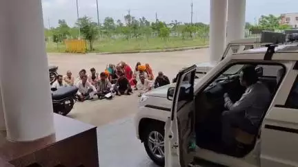 मंदसौर: ग्राम लामगरी में BJP नेता द्वारा खेत जानेवाले रास्ते को बंद करने का आरोप, पीड़ित किसान ने डिप्टी कलेक्टर को दिया ज्ञापन