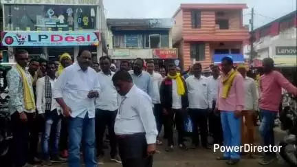 परसिया: वन भूमि से आदिवासी किसानों को बेदख़ल करने की कार्रवाई का परासिया MLA सोहन बाल्मिक ने किया विरोध, SDM को सौंपा ज्ञापन