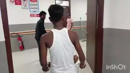 मुंगेर: दशरथपुर इटवा के पास सड़क दुर्घटना में एक युवक घायल, इलाज के लिए सदर अस्पताल में भर्ती